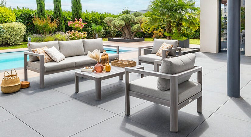 Come arredare la zona piscina salottino giardino con piscina