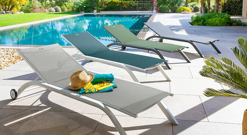 Come arredare la zona piscina lettini prendisole