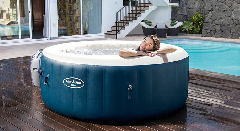 Come arredare la zona piscina vasca idromassaggio giardino